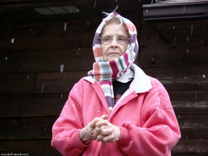 Домашний бизнес в качестве частной сиделки, ухаживающей за старыми людьми.