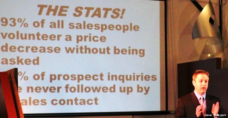 Как заработать денег на предпраздничной распродаже?